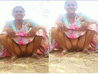 Today Exclusive-Desi Mature Bhabhi Outdoor Pee Record By hubby