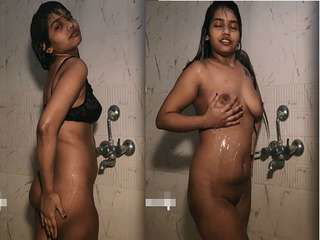 Today Exclusive-Hot Desi Girl Bathing