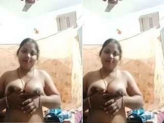 Today Exclusive-Sexy Bhabhi Showing Her Boobs