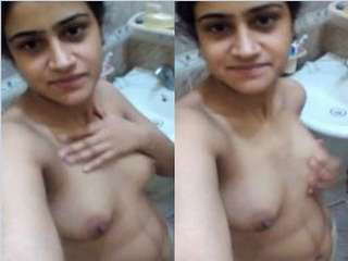 Today Exclusive- Sexy Desi Girl Showing Her Boobs