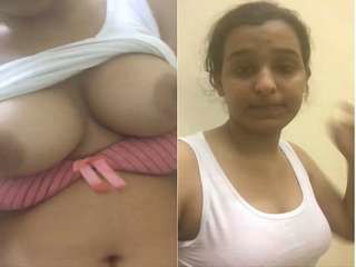 Today Exclusive-  Desi Girl Showing Her Boobs