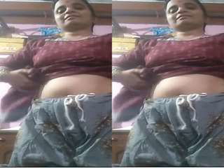 Today Exclusive-  Desi Bhabhi Showing Her Big Boos To Lover On Video Call Part 1