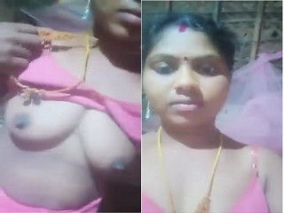 Today Exclusive-Desi Bhabhi Shows her Boobs and Pussy