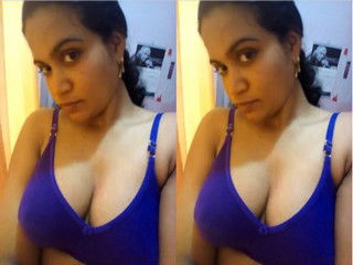 Today Exclusive-Desi Girl Sucking Her Boobs