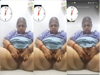 Desi Mature Aunty Shows her Pussy