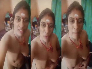 Mallu Bhabhi Shows Boobs