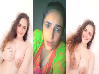 Sexy Desi girl Shows Boobs