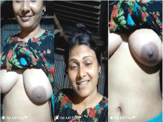 Desi Vlg Girl Shows Her Boobs