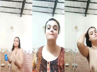 Desi Paki Girl Shows Her Boobs and Pussy