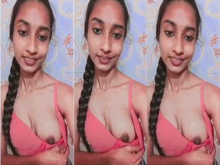 Desi Girl Shows Boob