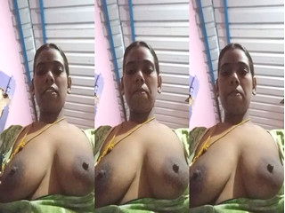 Desi Bahbhi Shows Boobs