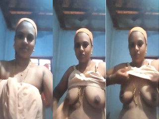 Desi Bhabhi Shows Her Boobs