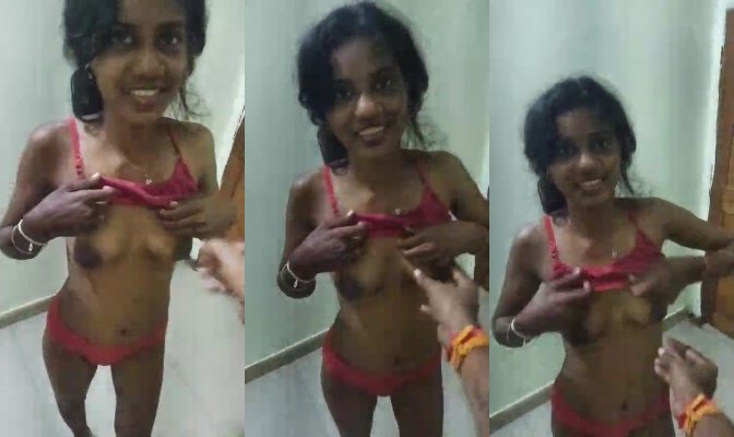 Desi Bhabhi SHows Small Boobs